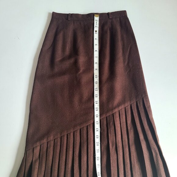 Vintage Alliage brown wool skirt with front bottom pleated details. - Picture 6 of 6
